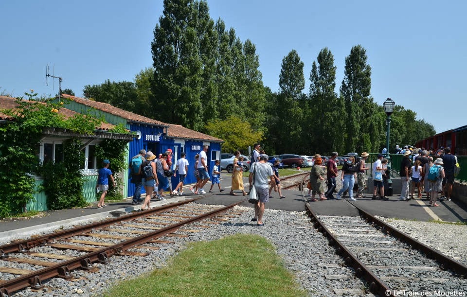 visiteurs traversant le chemin de fer